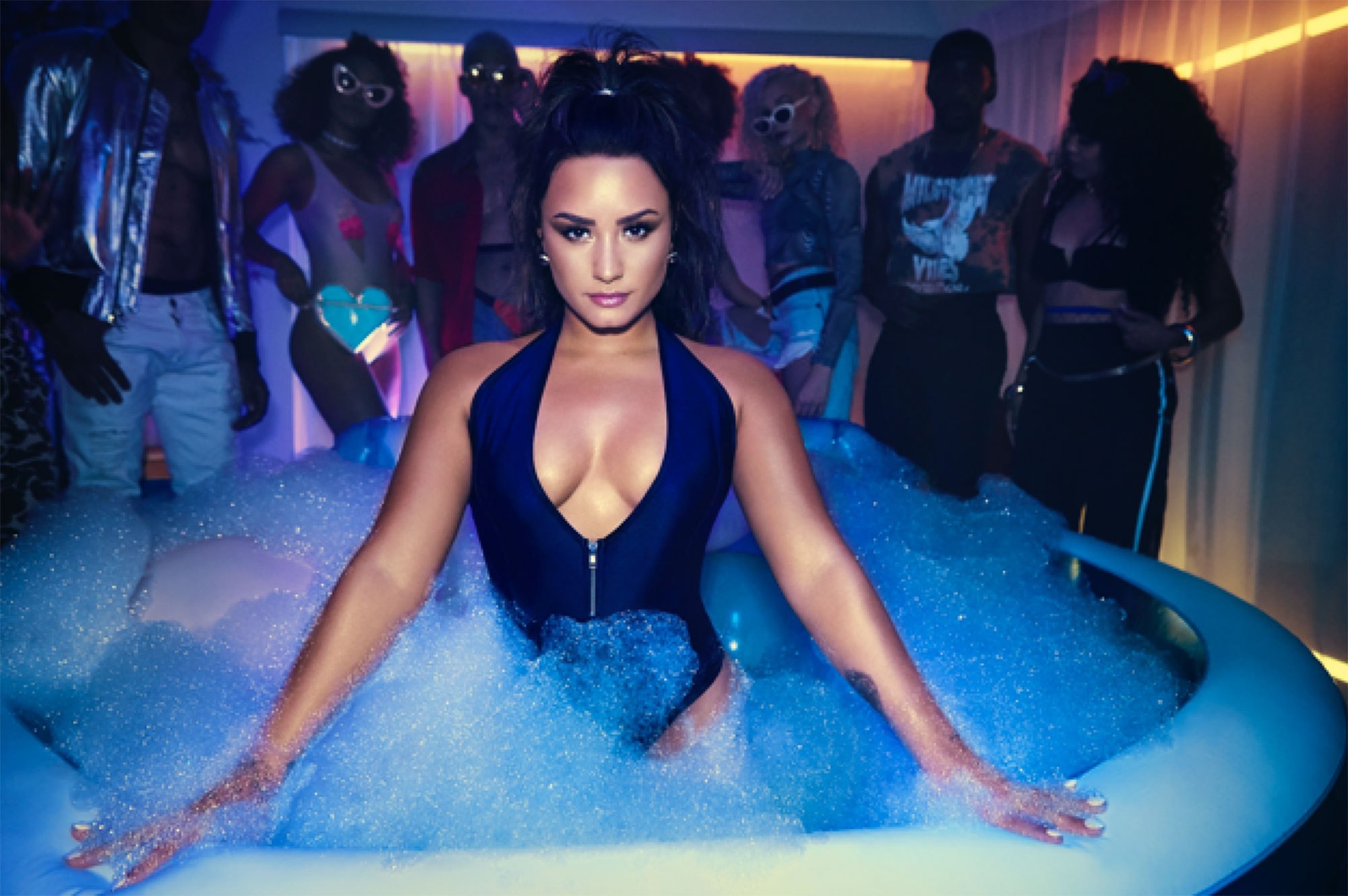 SOLO | Clean Bandit lança videoclipe para parceria com Demi Lovato.