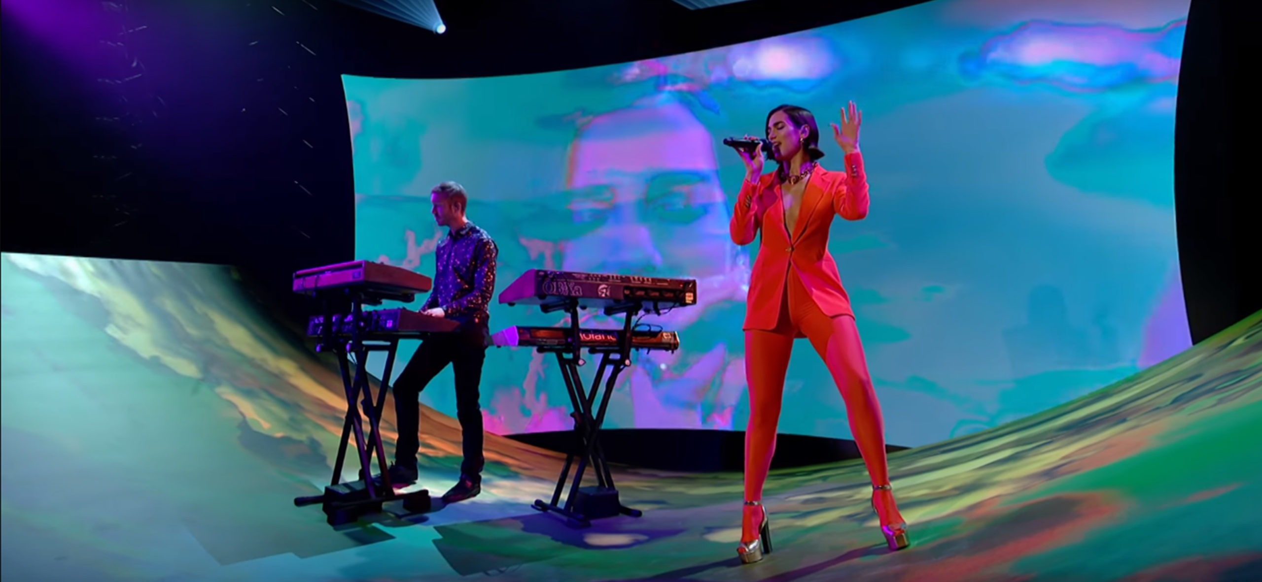 Calvin Harris e Dua Lipa apresentam “One Kiss” pela primeira vez