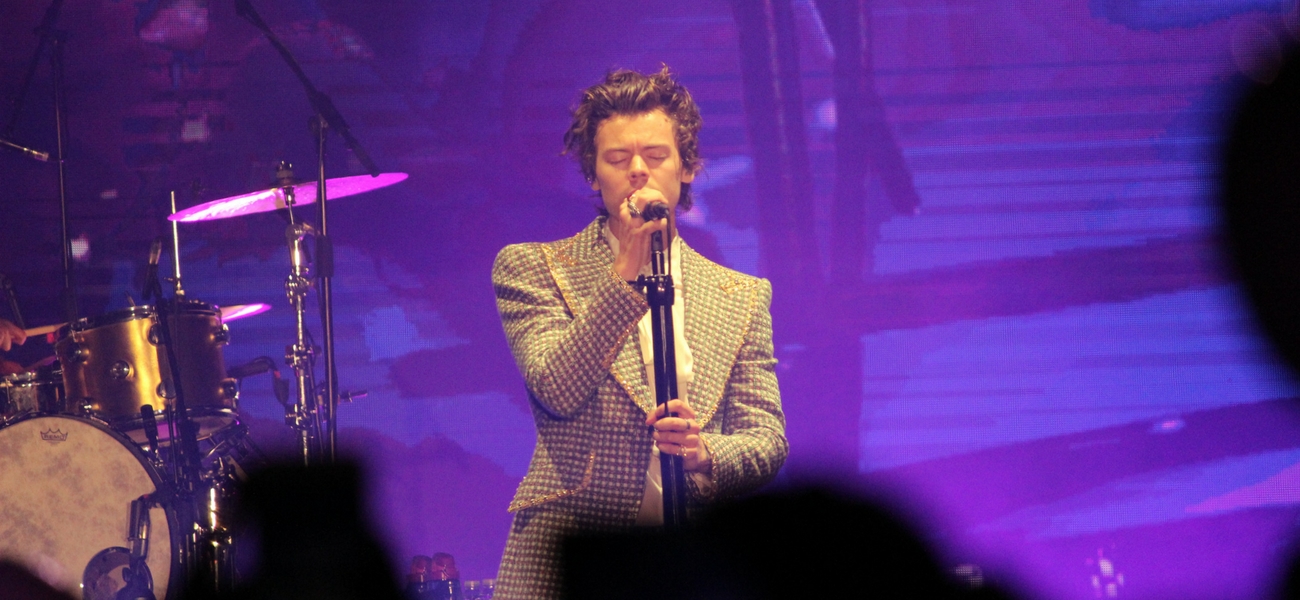 Harry Styles leva sua nova turnê ao Rio de Janeiro e reúne fãs antigos e fãs mais novos do que ele imaginava; entenda!