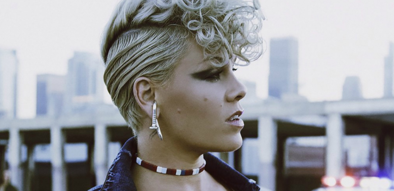 Pink é internada em hospital e cancela show na Austrália