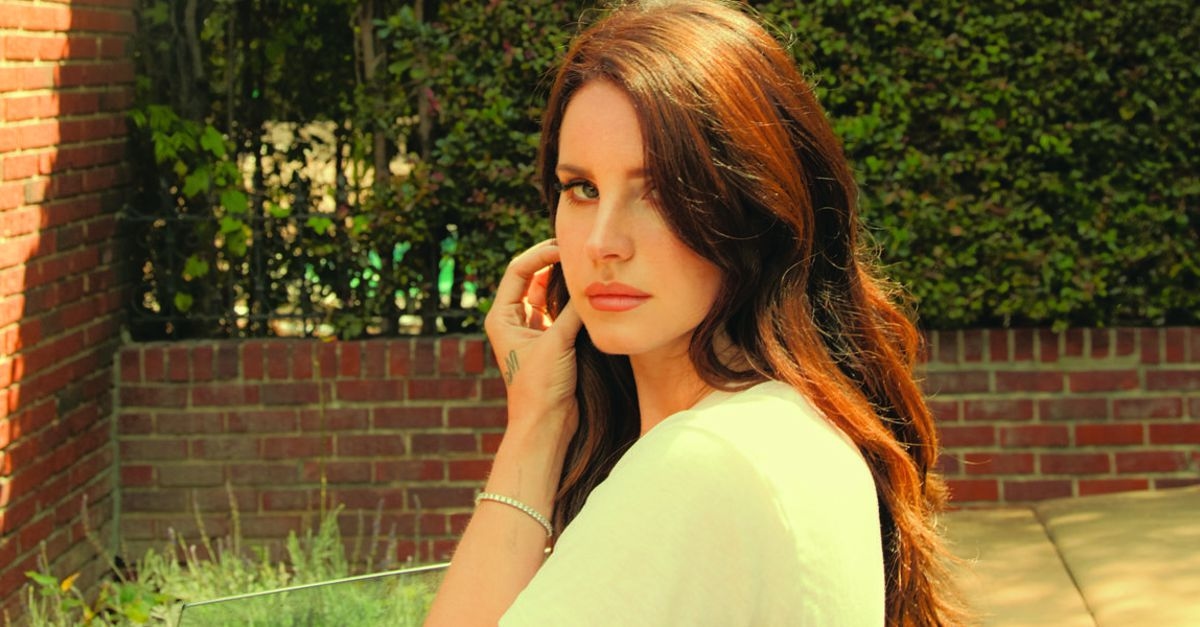 Ela voltou! Lana Del Rey lança seu novo single “Mariners Apartment Complex”