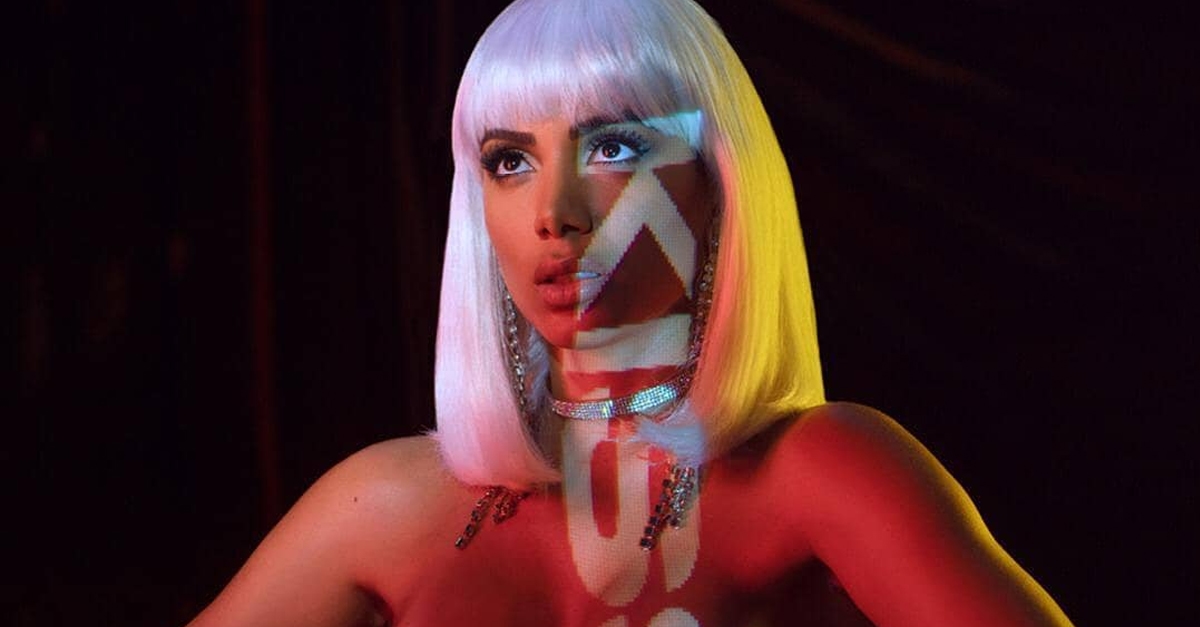“Kisses” | Anitta lança projeto visual com dez canções, clipes e parcerias especiais; confira!