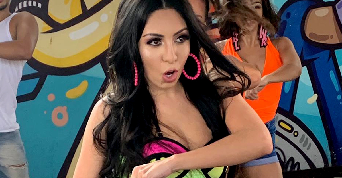 Gabbi relança Discretamente em 150 BPM com direito a clipe