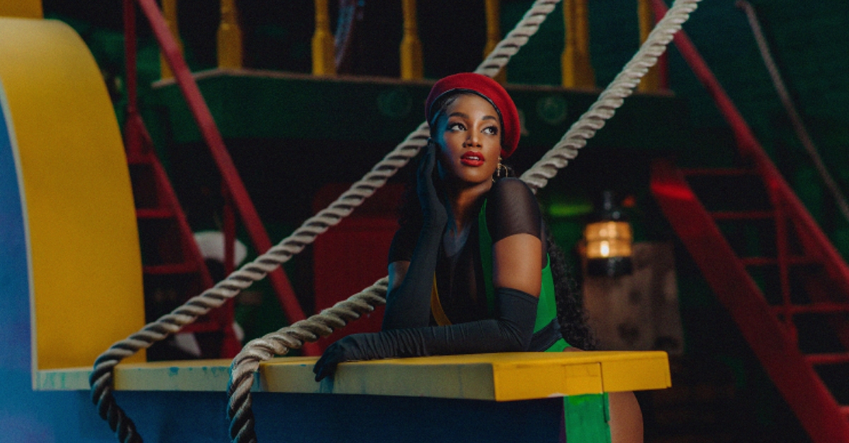 Com muita cor e dança Iza lança o clipe de “Brisa” seu novo single