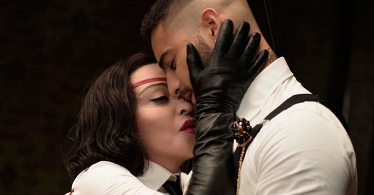 Vestida de noiva e com uma super produção, Madonna lança videoclipe de “Medellín” com Maluma