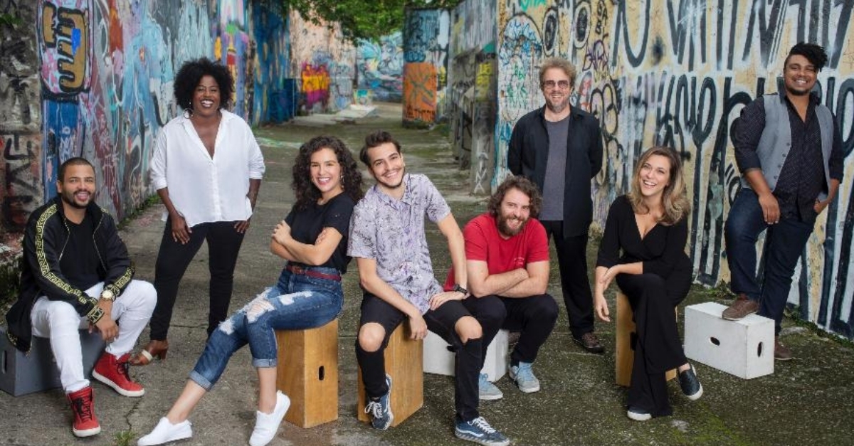 Netflix apresenta o elenco da comédia “Ninguém Tá Olhando”