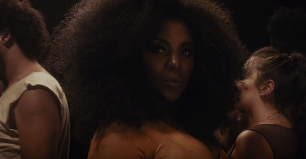 Karin Hils caminha sobre brasas no clipe de “Fogo”