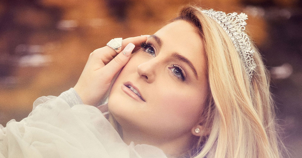 Meghan Trainor anuncia sexo de bebê em programa de Kelly Clarkson