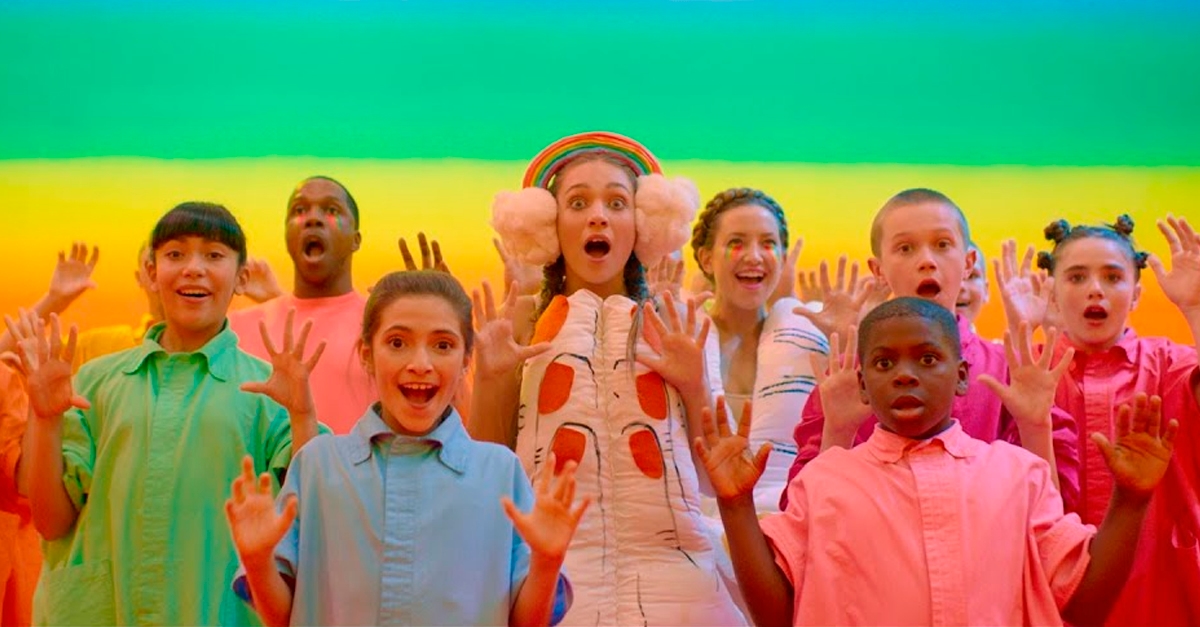 Sia lança “Together”, prévia do álbum “Music”