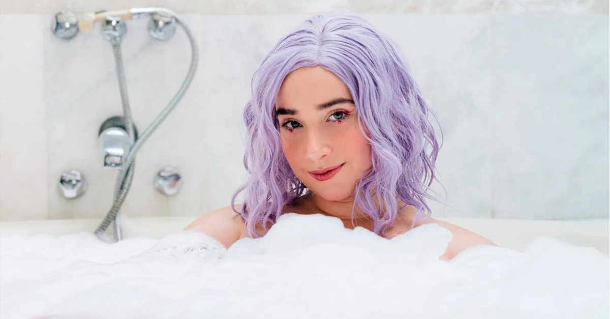 Manola lança primeiro single da carreira; ouça “Smells Like Butterflies”!