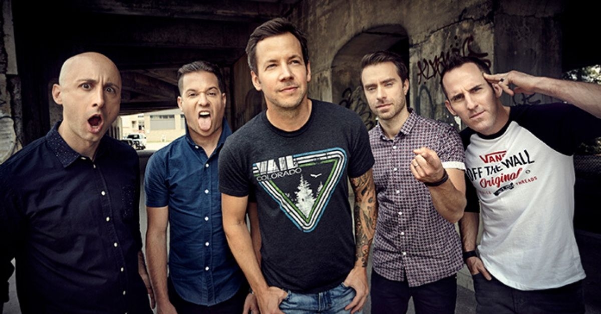 Baixista deixa Simple Plan após acusações de abuso sexual