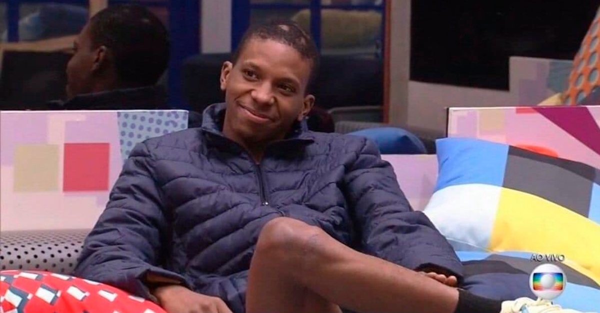 BBB21 | Lucas Penteado deixa reality após ter bissexualidade questionada; internautas reagem