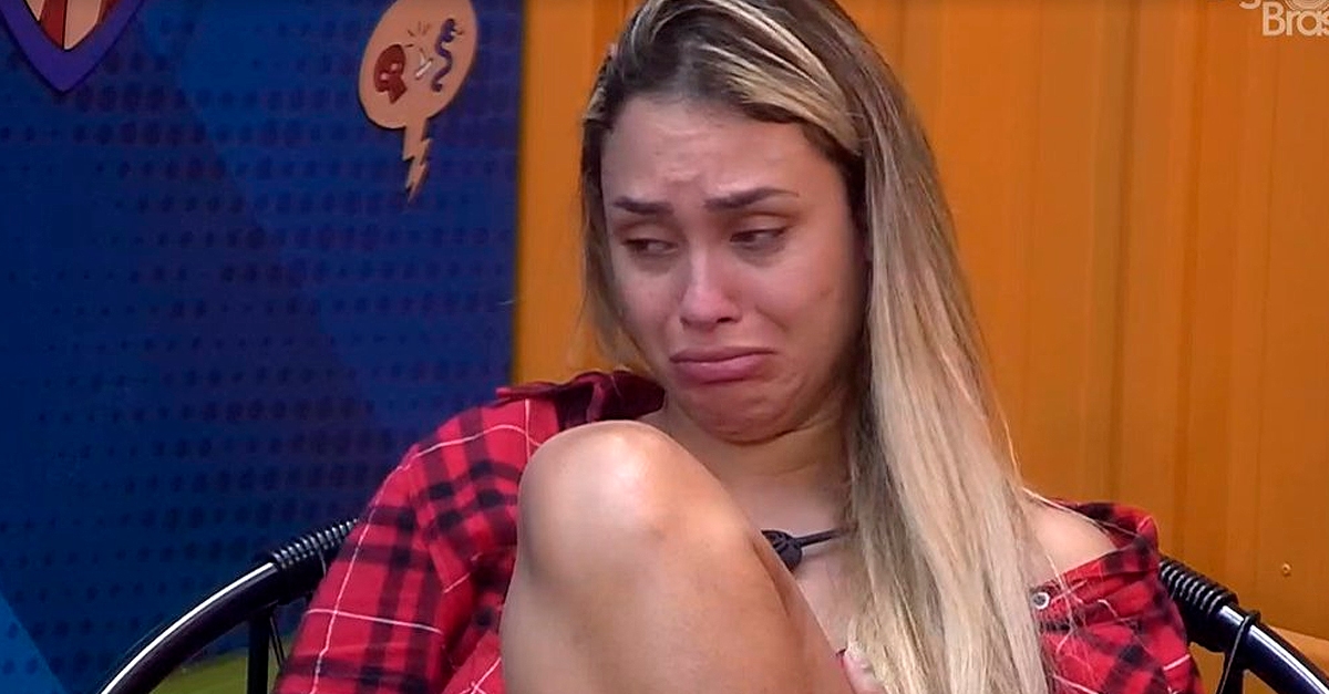 BBB21 | Sarah chora com medo do que Carla Diaz pode ter escutado dos aliados: “Não falam tudo pra gente”