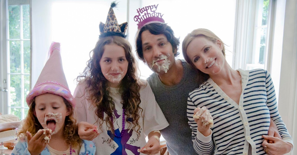 “Bem-Vindo Aos 40”, com Paul Rudd e Leslie Mann, é atração do Supercine deste sábado