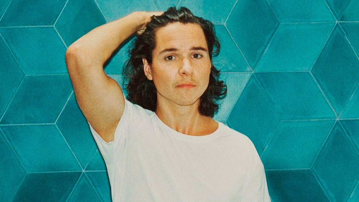 Lukas Graham lança video ao vivo para “Call My Name”; assista!