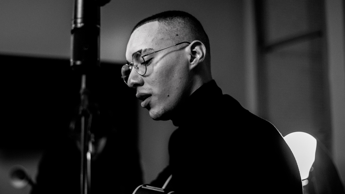 Jean Tassy lança versões acústicas do álbum “Amanhã”; confira!