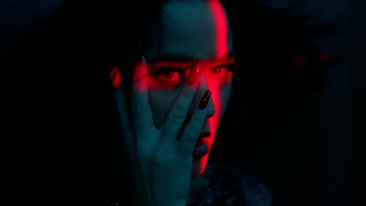 Katy Perry e Alesso lançam videoclipe futurista e repleto de coreografia para “When I’m Gone”