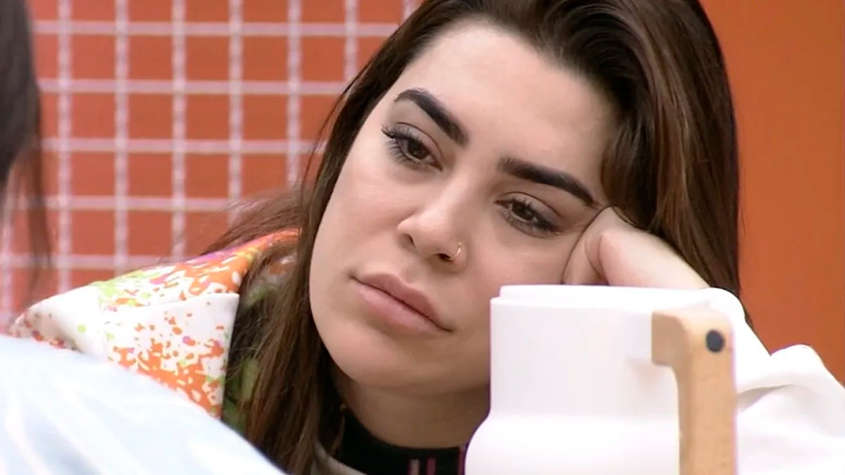 BBB22: Emparedada, Naiara pede desculpas por querer desistir de reality e recebe apoio de Jade