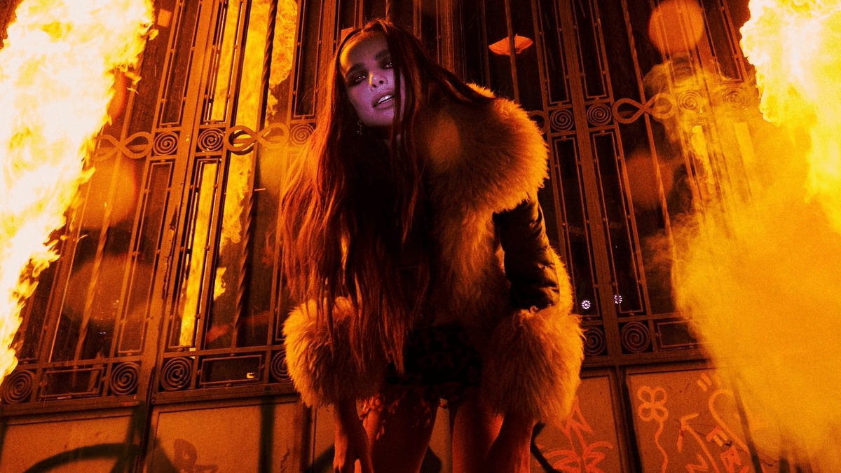 GIULIA BE aborda intuição feminina, investigações na internet e gaslighting no single “FBI”; assista ao clipe!