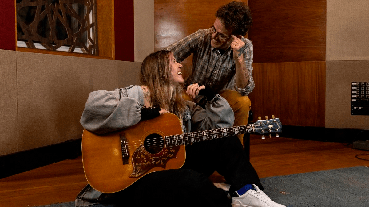 Nando Reis convida Elana Dara para nova versão de “Hey, Babe”