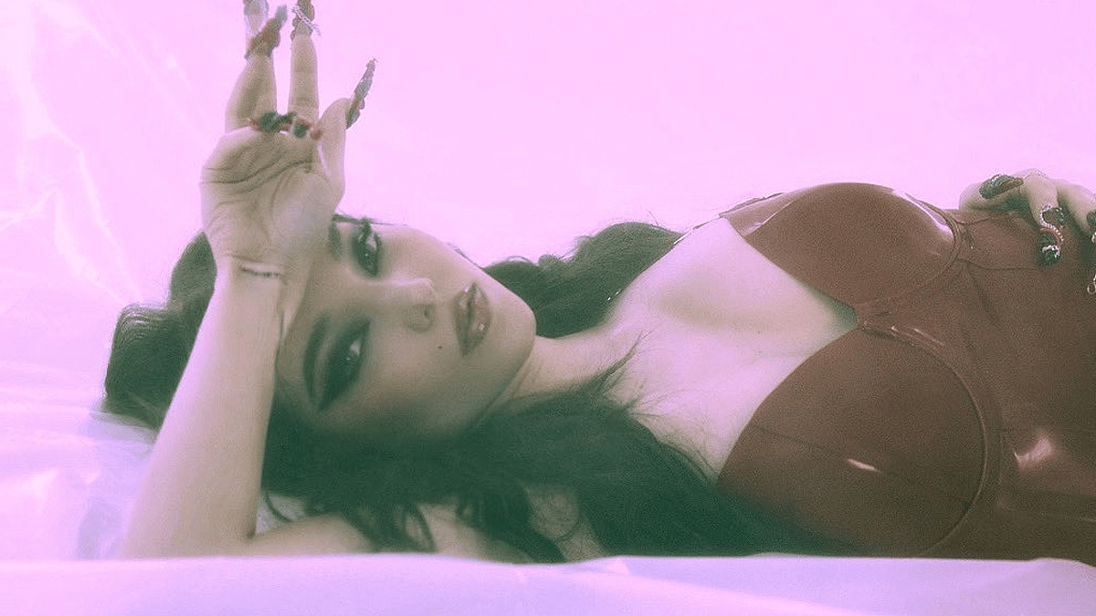 Dove Cameron enfatiza a força da feminilidade no single “Breakfast”; confira!