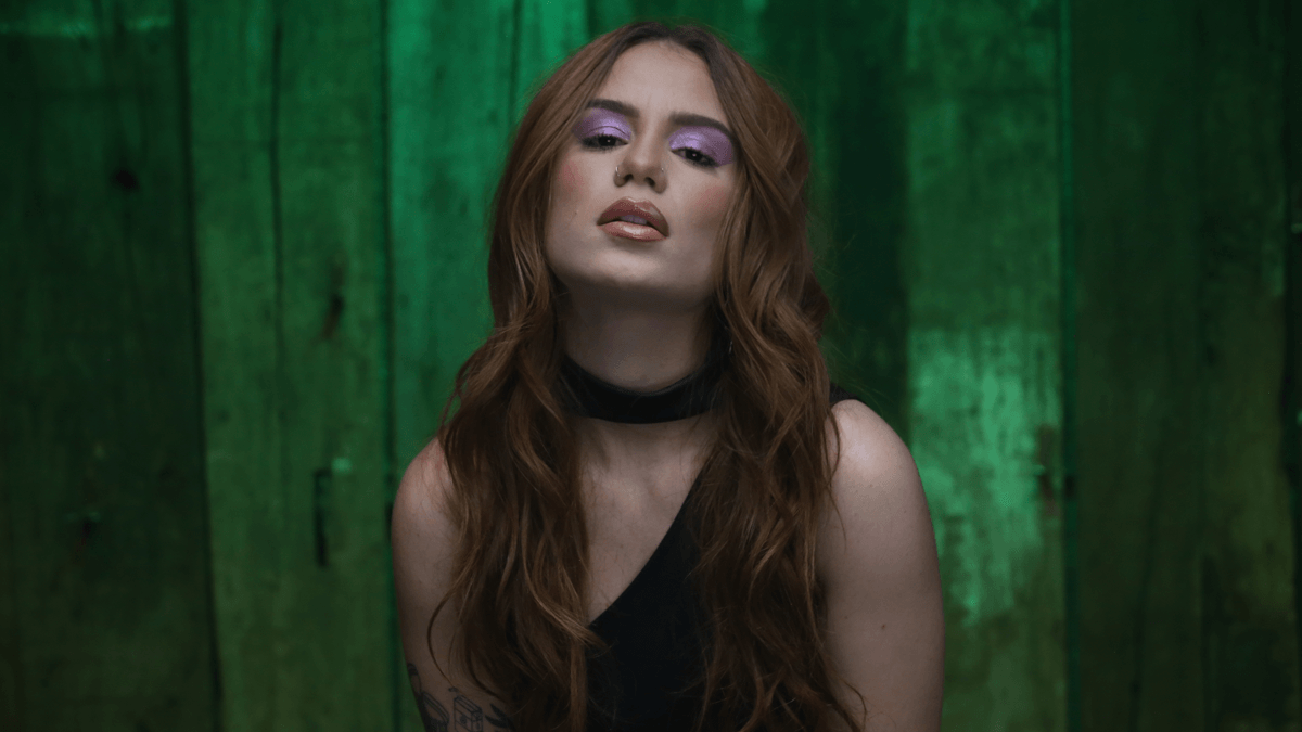 Carol Biazin apresenta versões ao vivo de “Brinca Com A…” e “Garota Infernal” no VEVO Studio Performance