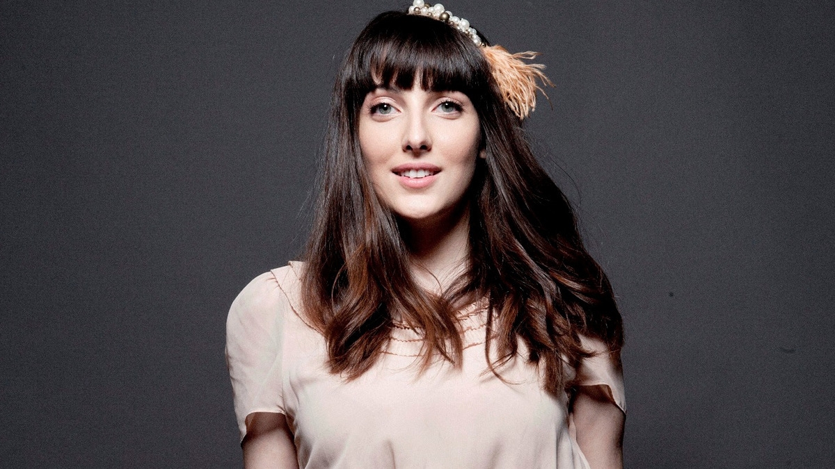 Clarice Falcão anuncia live para celebrar os dez anos do álbum “Monomania”