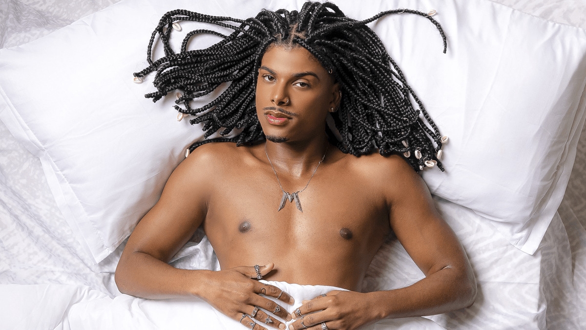 WD aposta em clipe sensual e contracena com influenciadores no single “Surra de Hãn”