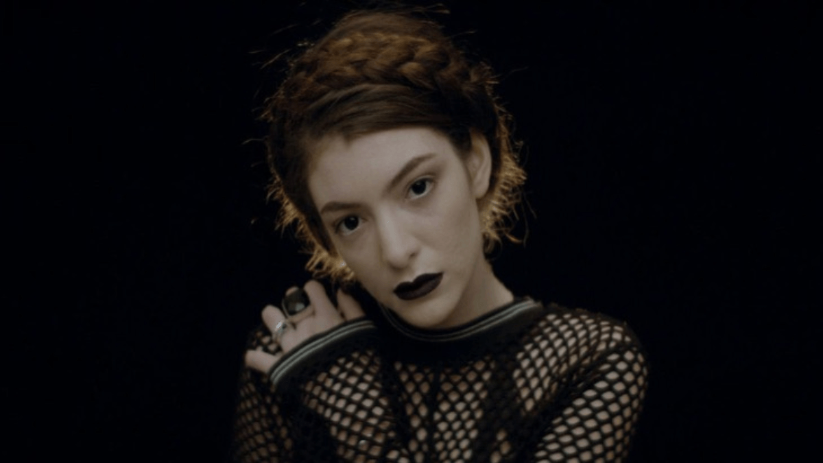 “Pure Heroine”: Há 10 anos Lorde repaginava a música pop com álbum de estreia; relembre!