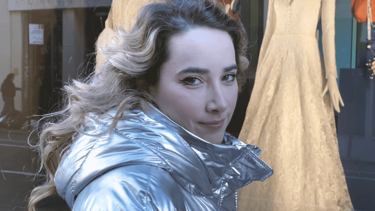 Entrevista | Com sample de “positions”, Manola lança clipe do divertido single “Chora”