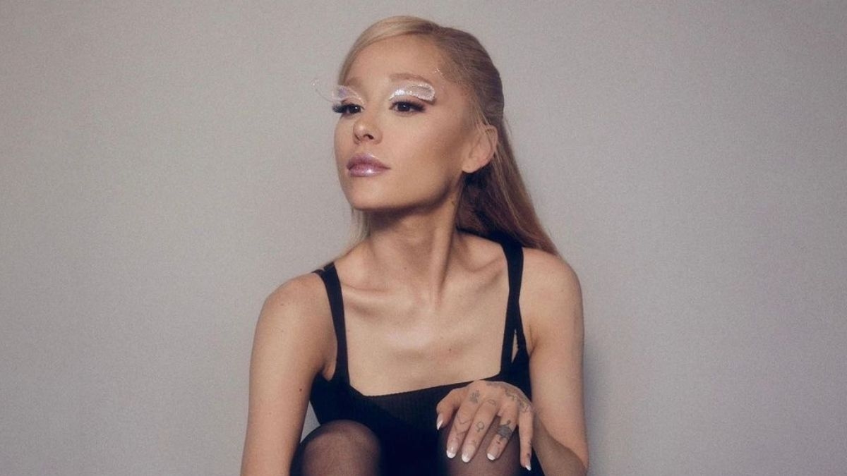 Ariana Grande atiça fãs com novas fotos no estúdio: “Vejo vocês no ano que vem”