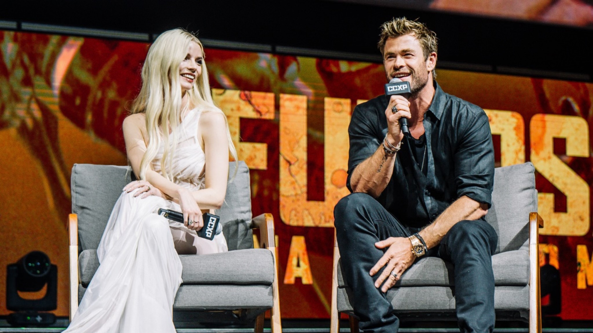 Anya Taylor-Joy e Chris Hemsworth revelam trailer oficial de “Furiosa” na CCXP23