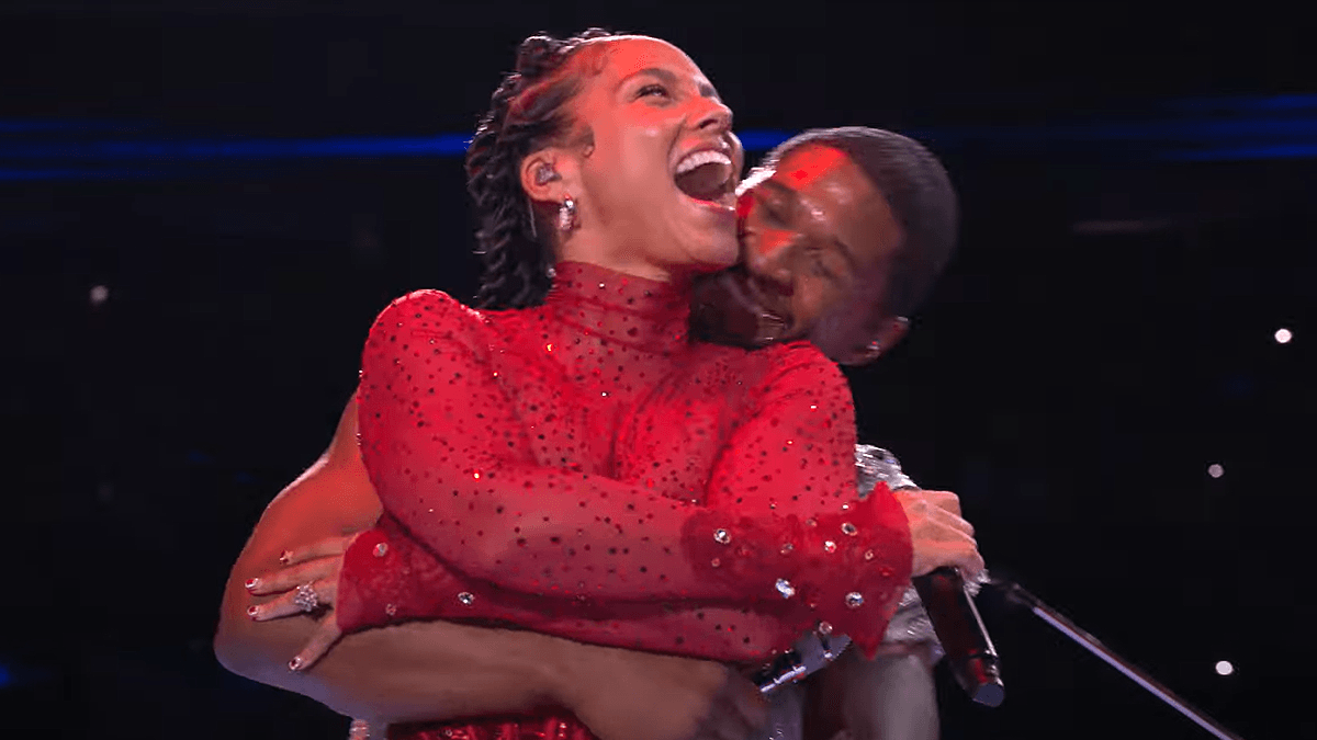 Swizz Beatz, marido de Alicia Keys, fala sobre abraço polêmico de Usher no Super Bowl
