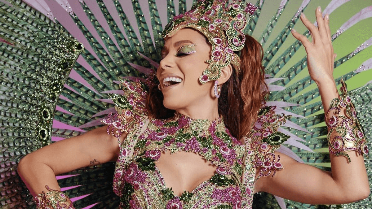Anitta homenageia Mangueira em look de bloco no Rio de Janeiro