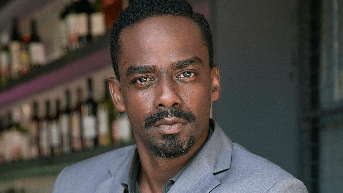 Raphael Logam vive o ambicioso e ardiloso Hans em “Família é Tudo“ e defende: “Ele não é vilão“