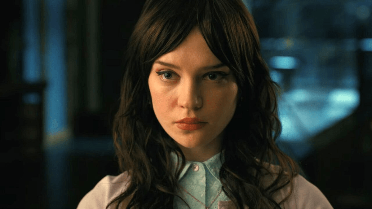 Warner divulga trailer do terror “Acompanhante perfeita” estrelando Sophie Thatcher e Jack Quaid