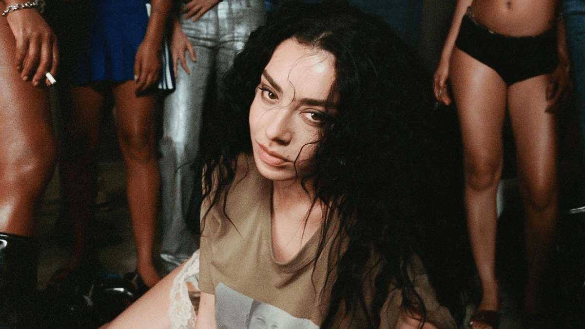 Charli XCX anuncia Ariana Grande, Troye Sivan e Billie Eilish no disco de remixes do “Brat”; veja lista completa