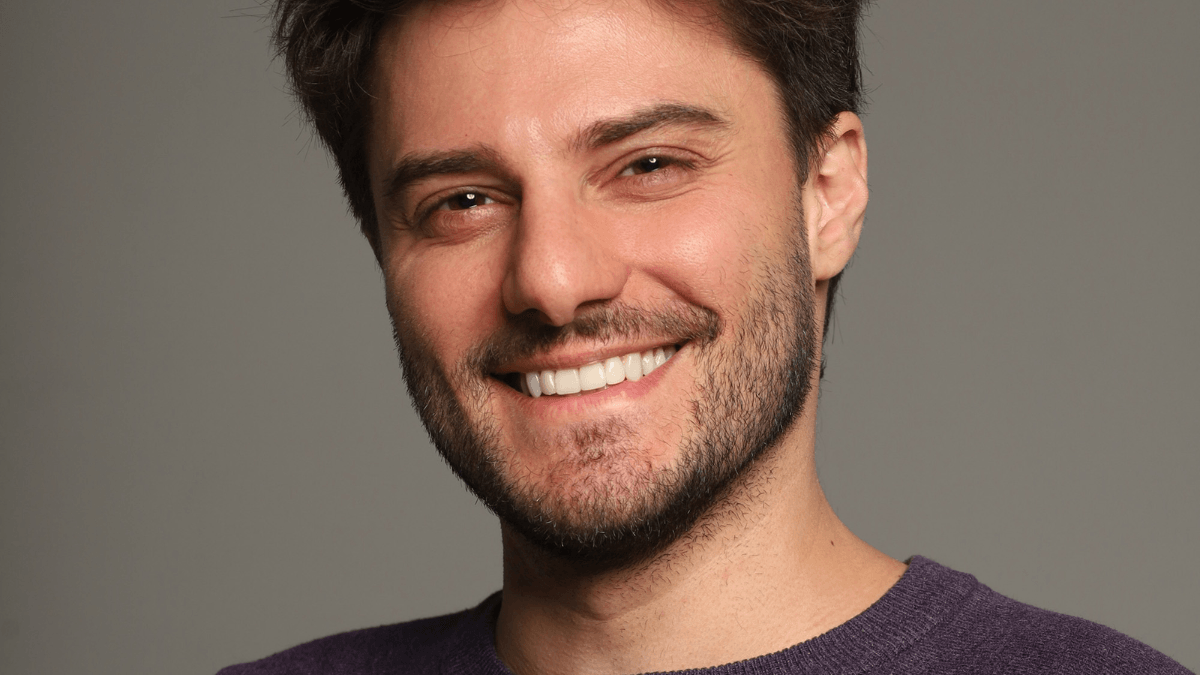 Hugo Bonemer vive empresário que aspira carreira política em “Necklace”