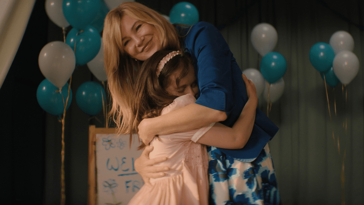 “Uma Família Perfeita“: série estrelada por Ellen Pompeo ganha trailer bizarro; veja