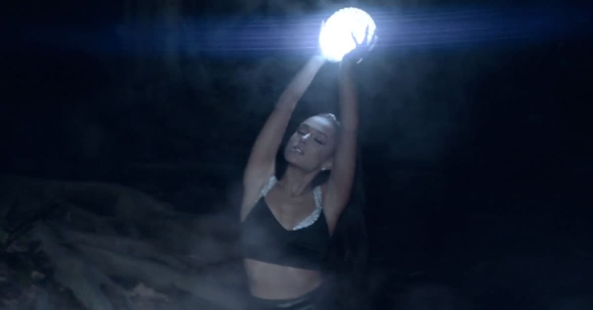“the light is coming”: assista ao clipe da nova parceria de Ariana Grande e Nicki Minaj