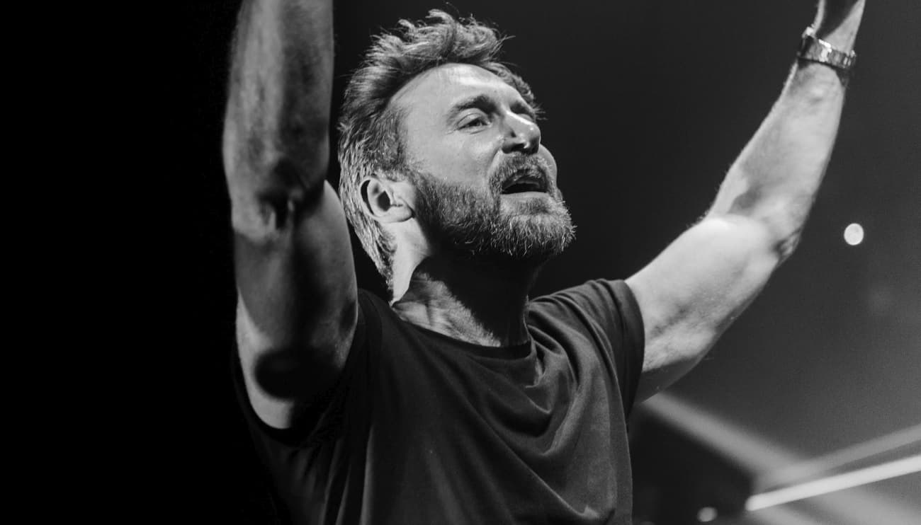 David Guetta lança “Dont Leave Me Alone” em parceria com Anne-Marie