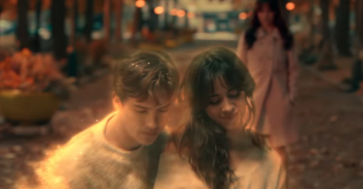 Camila Cabello lança clipe maravilhoso para “Consequences” com participação de Dylan Sprouse