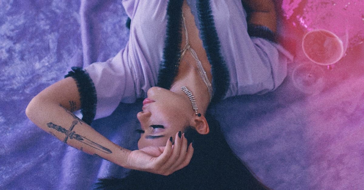 Mais sensual e com letras marcantes, Lary lança EP “Um Quarto”; ouça!