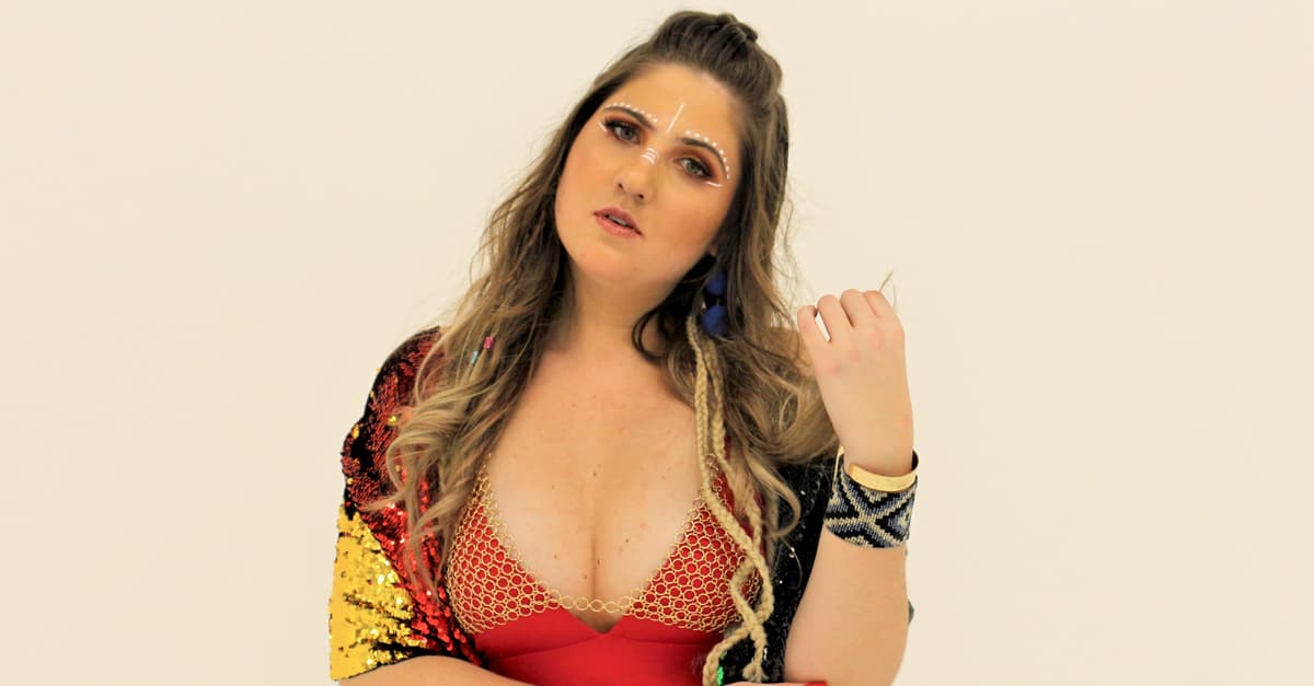 Entrevista | Mica Condé revela motivo de ter trazido a diversidade como tema do clipe “Vem Preparada”