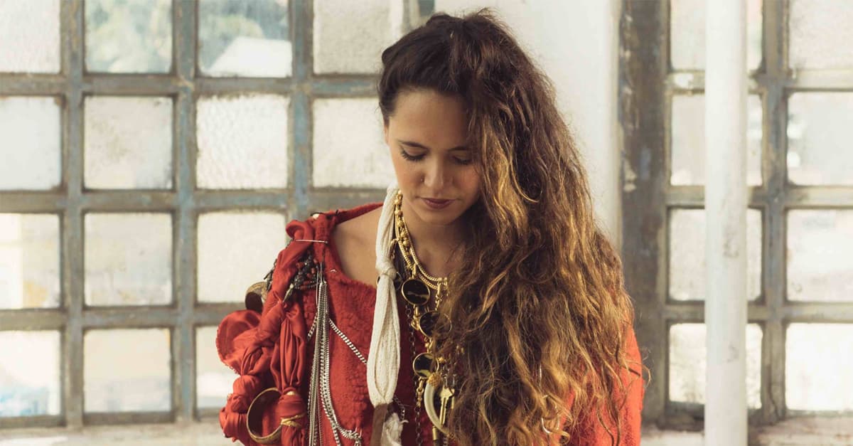 “Deixa Queimar” de Tiê estará na trilha sonora da segunda temporada de “Carcereiros”