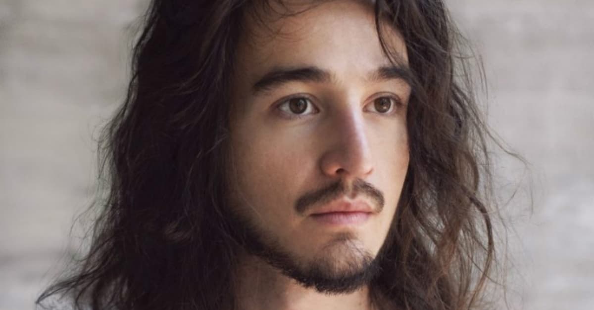 Tiago Iorc se pronuncia sobre caso com Anavitória: “Da missa não sabe a metade”