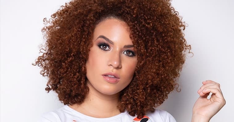 Ananda, do hit “Quero que Tu Vá”, revela que sofreu bullying por ter cabelo cacheado