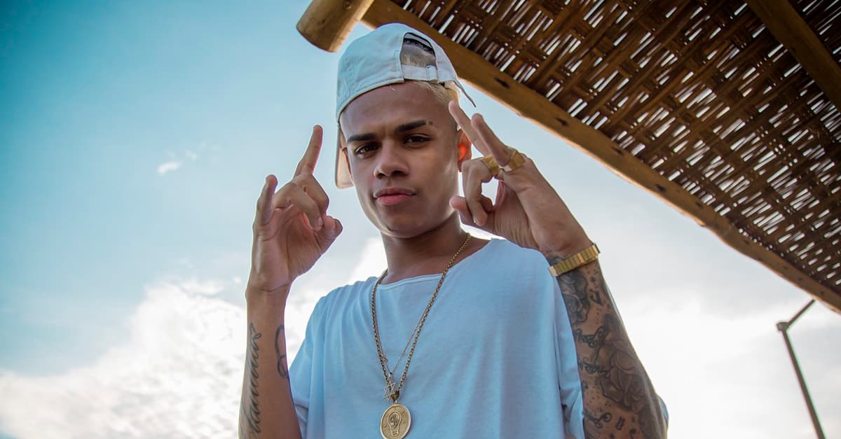 “Ainda” | MC Cabelinho lança primeiro álbum da carreira e transforma cotidiano da favela em poesia