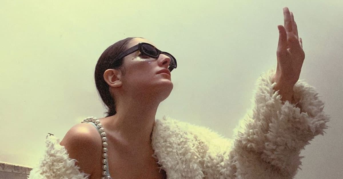 Atração do Lollapalooza, Clarice Falcão lança a faixa “Pra Ter O Que Fazer”