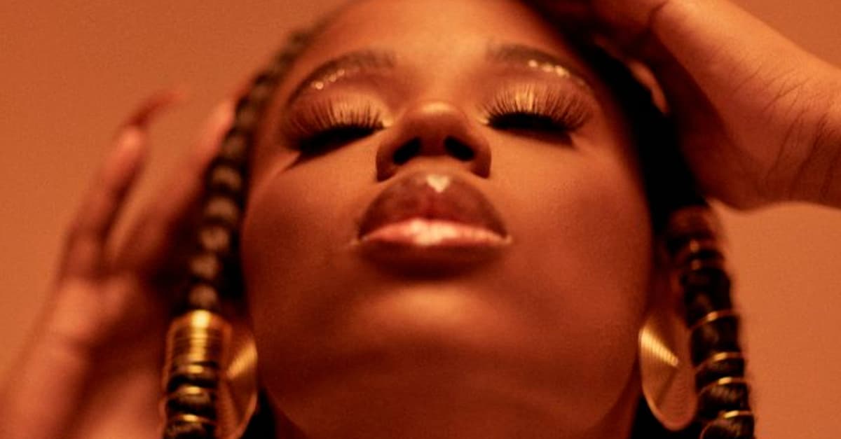 Com colaboração de produtores renomados e fãs, Malía lança EP com remixes de “FLOW”